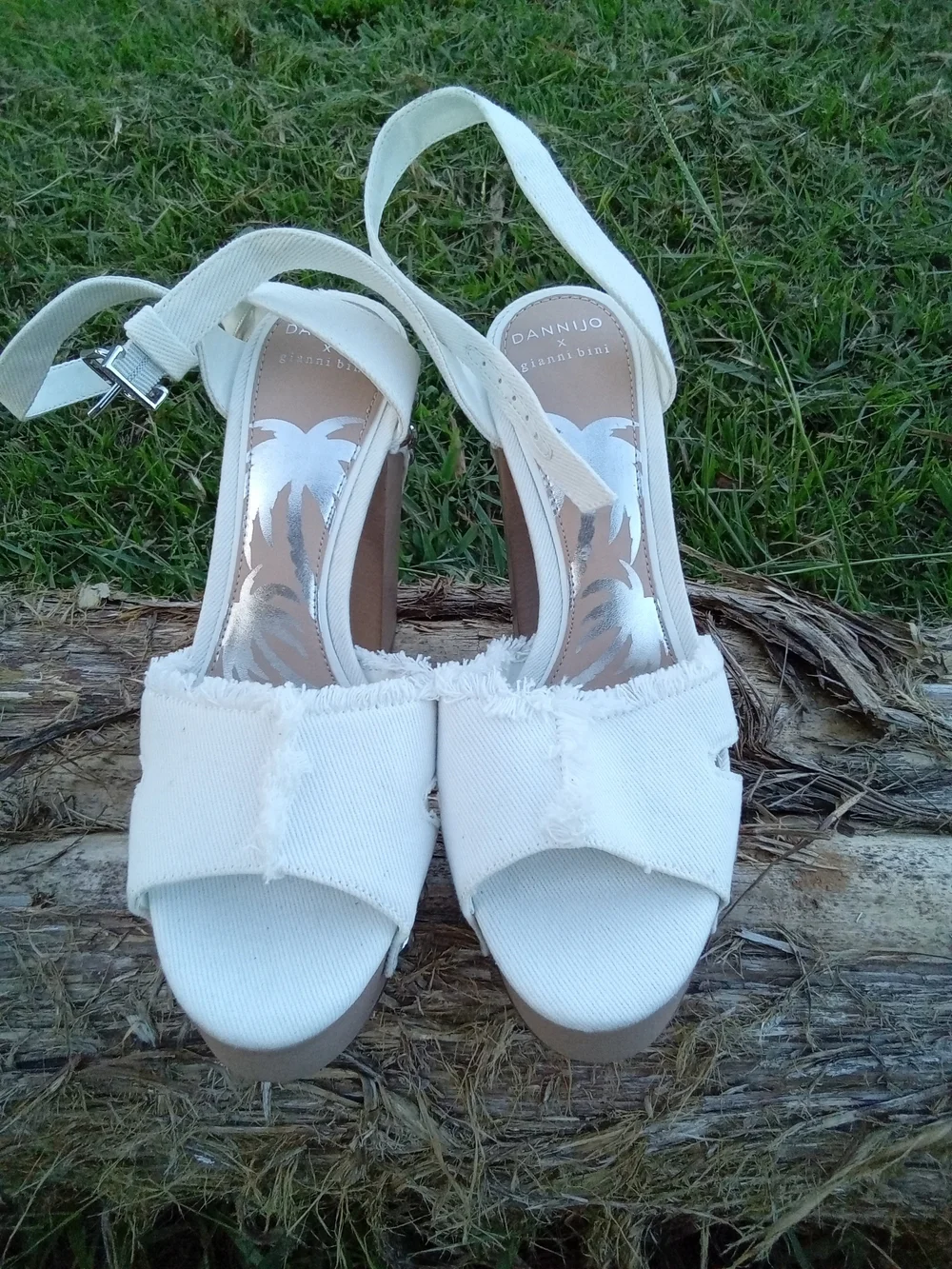 Gianni Bini x Dannijo White Frayed Denim Studded Platform Sandals Size 6.5